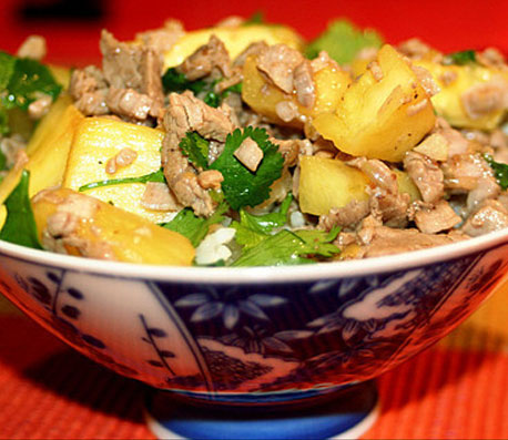 Schweinefleisch mit Koriander und frischer Ananas